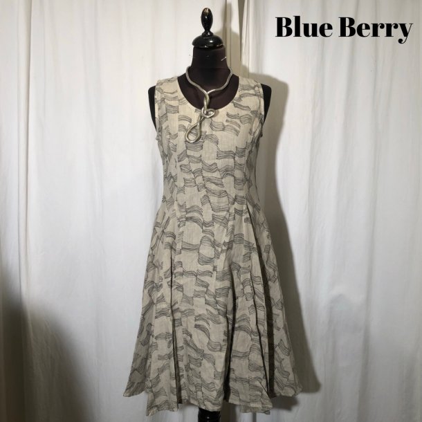 Blue Berry design kjole sving mnster mrk sand