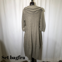 Thing design kjole med krave i opkradset viscose mrk sand