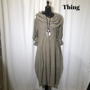 Thing design kjole med krave i opkradset viscose mrk sand