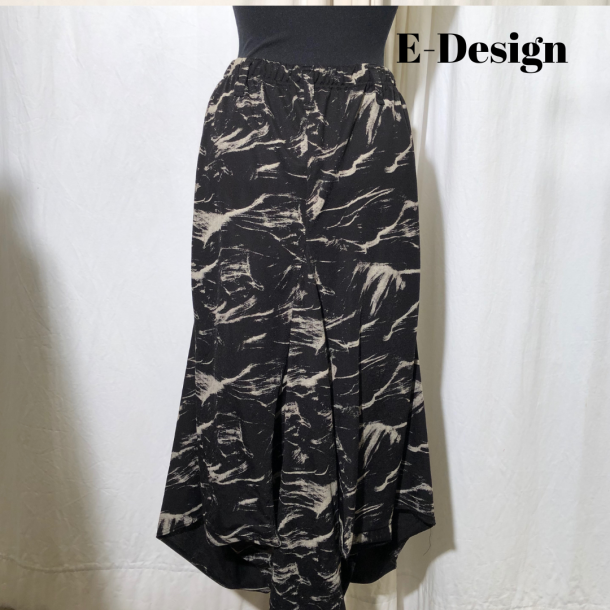 E-Design Vandfalds nederdel mnster sort/sand
