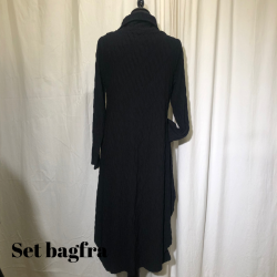 E-Design kjole i strukturstof med twistet krave Sort