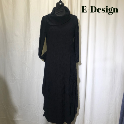 E-Design kjole i strukturstof med twistet krave Sort