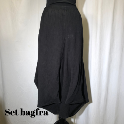 2025 E-Design vandfalds nederdel i crepet hr/bomuld Sort