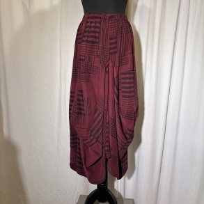 2025 Blu Berry vandfalds nederdel i babyfljs bourgogne grafisk