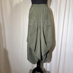 2025 Blue Berry vandfalds nederdel i babyfljl lys army