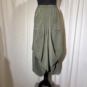 2025 Blue Berry vandfalds nederdel i babyfljl lys army