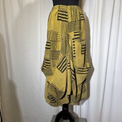 2025 Blue Berry vandfalds nederdel i babyfljl lys okker grafisk