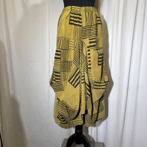 2025 Blue Berry vandfalds nederdel i babyfljl lys okker grafisk