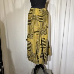 2025 Blue Berry vandfalds nederdel i babyfljl lys okker grafisk