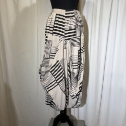 2025 Blue Berry vandfalds nederdel i babyfljl lys sand grafisk