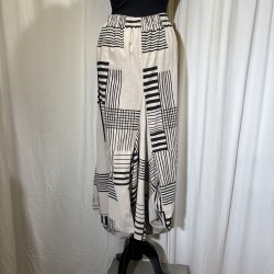 2025 Blue Berry vandfalds nederdel i babyfljl lys sand grafisk