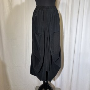 2025 Blue Berry vandfalds nederdel i babyfljl sort