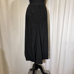 2025 Blue Berry vandfalds nederdel i babyfljl sort