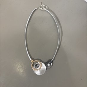 Design smykke med sammensatte plader med sten s�lvfarvet/messing