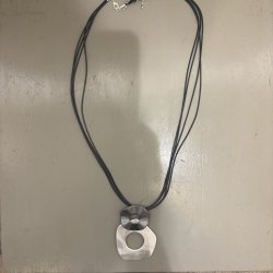 Design smykke med l�ngde ring p� ring sort/s�lvfarvet