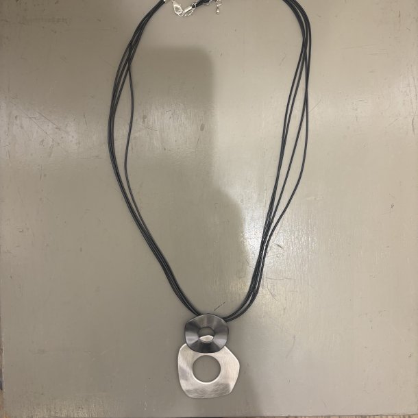 Design smykke med l�ngde ring p� ring sort/s�lvfarvet