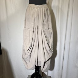 2025 Blue Berry vandfalds nederdel i babyfljl sand ensfarvet