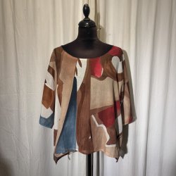 2026 Blue Berry bred bluse i grafiske br�nde farver