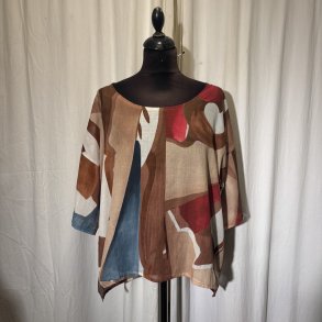 2026 Blue Berry bred bluse i grafiske br�nde farver