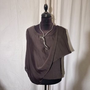 2026 Silke/Viscose klassisk bred bluse med indertop M�rk brun