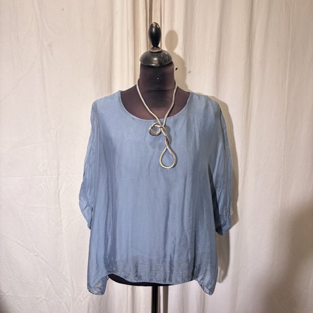 2026 Silke/Viscose klassisk bred bluse med indertop duset bl�