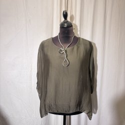 2026 Silke/viscose klassisk bred bluse gyldengr�n