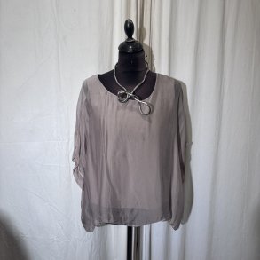 2026 Silke/Viscose klassisk bred bluse med indertop m�rk sandfarvet