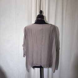 2026 Silke/Viscose klassisk bred bluse med indertop m�rk sandfarvet