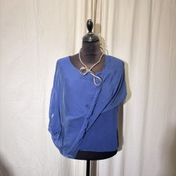 2026 Silke/Viscose klassisk bred bluse med indertop klar bl�