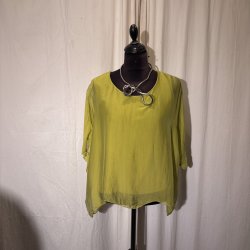 2026 Silke/Viscose klassisk bred bluse med indertop Lime