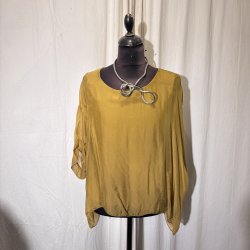 2026 Silke/viscose klassisk bred bluse med indertop okkergul