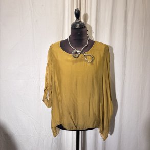 2026 Silke/viscose klassisk bred bluse med indertop okkergul