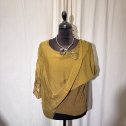 2026 Silke/viscose klassisk bred bluse med indertop okkergul