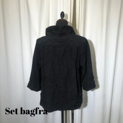 E-Design crinkle kort bluse med krave 3/4 rme sort