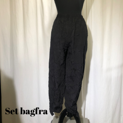 E-Design crinkle buks med asymetrisk afslutning i ben sort