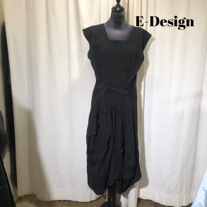 2025 E-Design crinkle vandfalds kjole med bindebnd sort