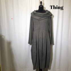 Thing design kjole med krave i opkradset viscose jordgr