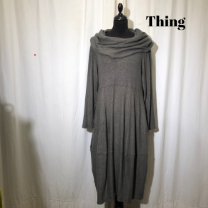 Thing design kjole med krave i opkradset viscose jordgr