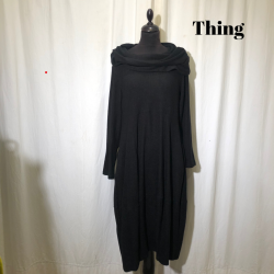 Thing design kjole med krave i opkradset viscose sort