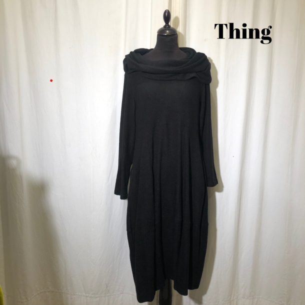 2024-2 Thing design kjole med krave i opkradset viscose sort