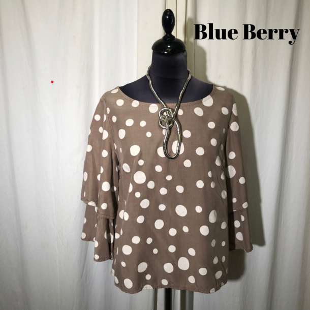 2024-2 BlueBerry Kort bluse med rme i lg prik ddyr/hvid