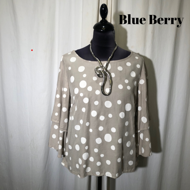 2024-2 BlueBerry kort bluse med rme i lg prik sand/hvid