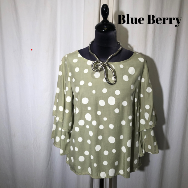 2024-2 BlueBerry kort bluse med rme i lg prik Lysgrn/hvid