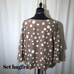 2024-2 BlueBerry Kort bluse med rme i lg prik ddyr/hvid