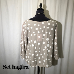 2024-2 BlueBerry kort bluse med rme i lg prik sand/hvid