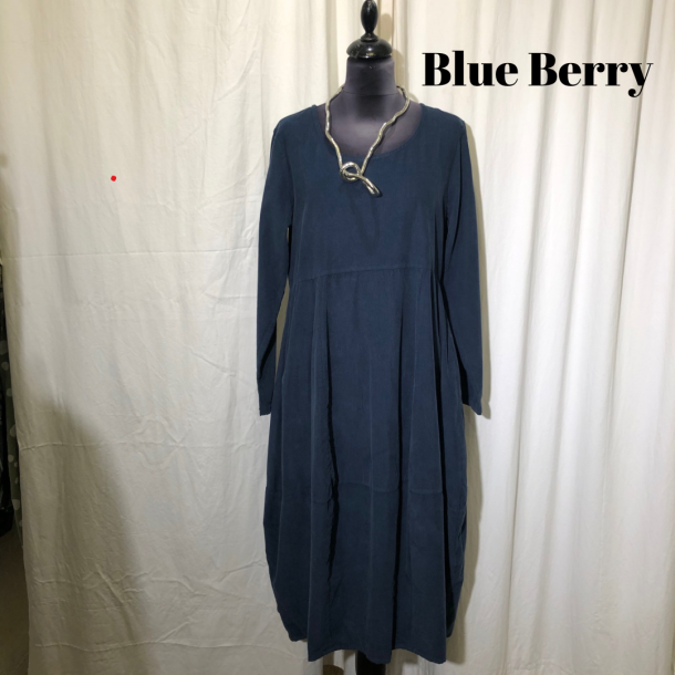 2024 Blue Berry kjole i fljl marinebl ensfarvet