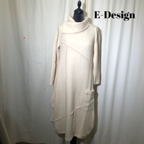 E-Design kjole med twistet krave i viscose & kashmir blanding Vinterhvid