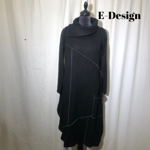 E-Design kjole med twistet krave i viscose & kashmir blanding Sort