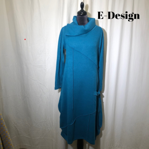 E-Design kjole med twistet krave og udvendige smme Petrol