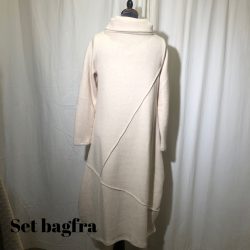 E-Design kjole med twistet krave i viscose &amp; kashmir blanding Vinterhvid